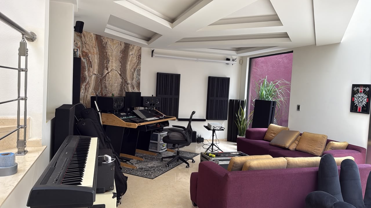El estudio de Gota Studios: mesa de mezcla, monitores y tratamiento acústico.