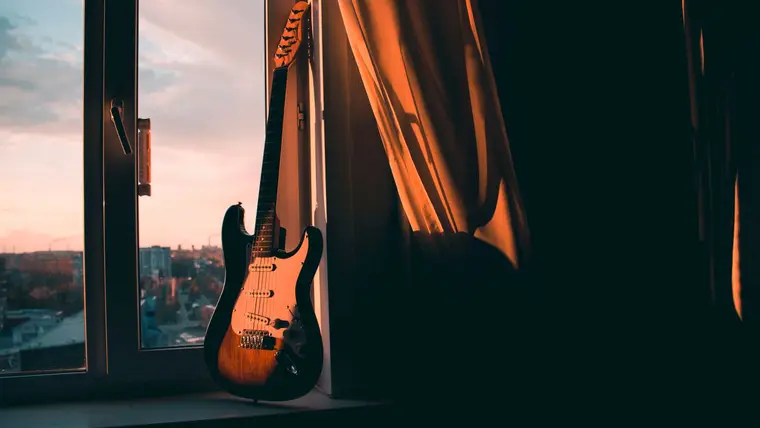 Guitarra eléctrica con luz cálida de atardecer