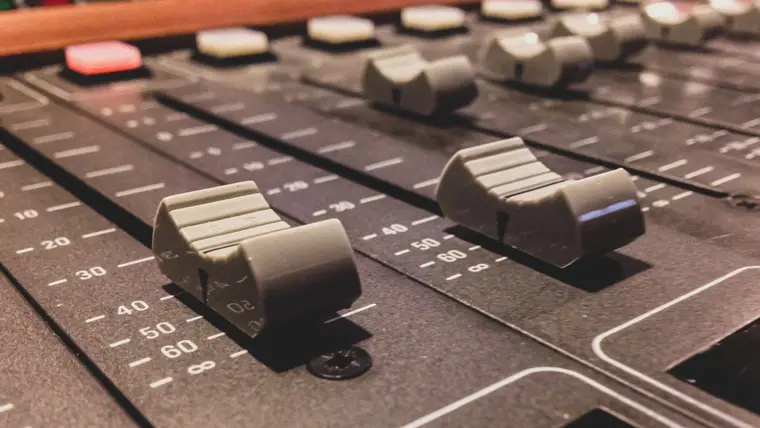 Faders de una consola de mezcla en un estudio de grabación